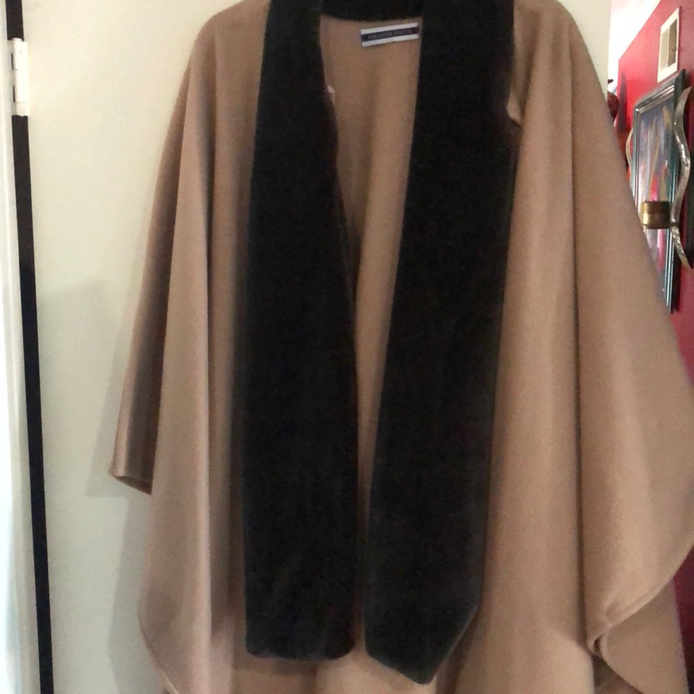 Beautiful wrap!  Great condition.